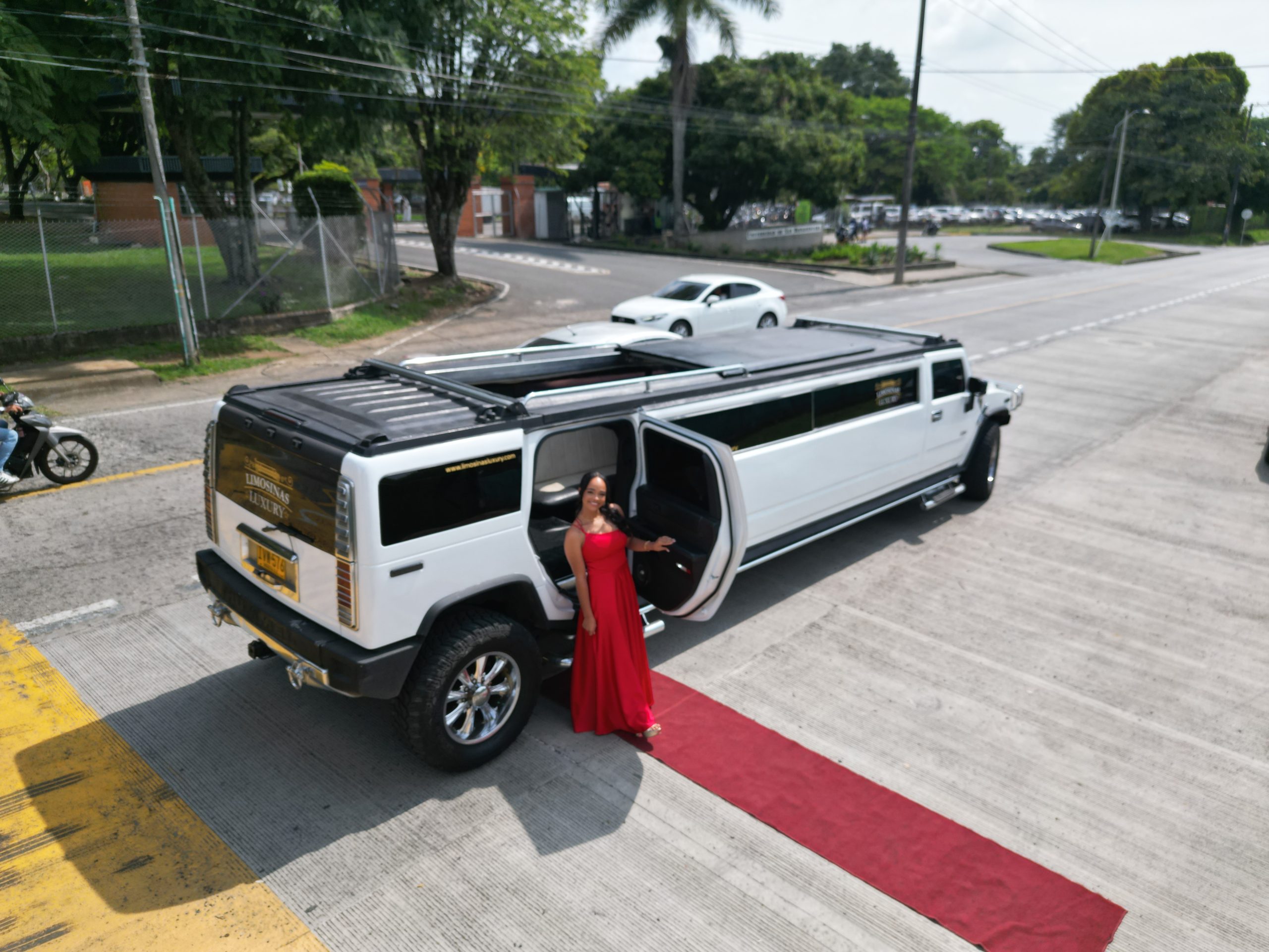 Llegada en Hummer blanca en Bogotá