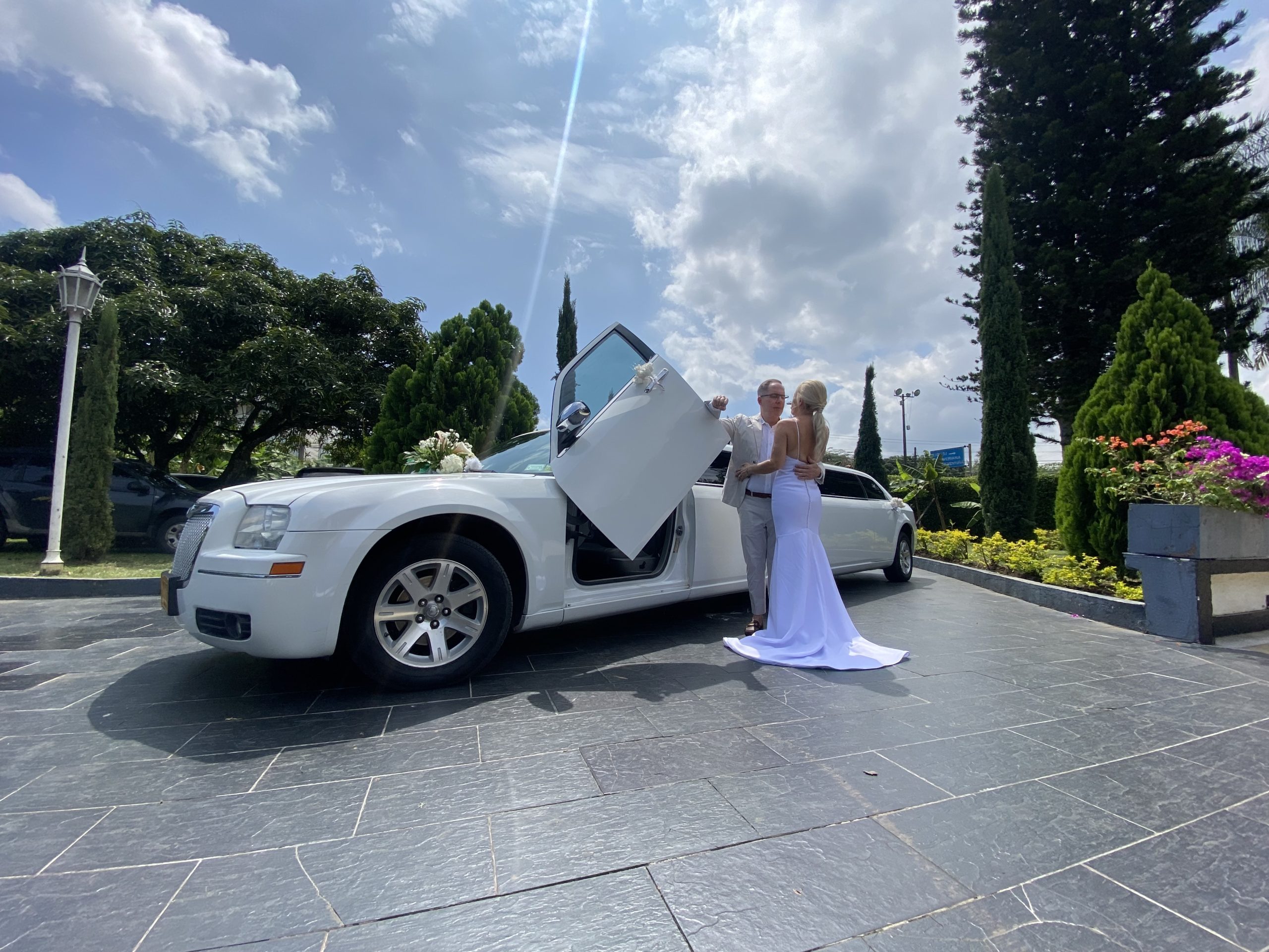 Pareja de novios junto al Chrysler